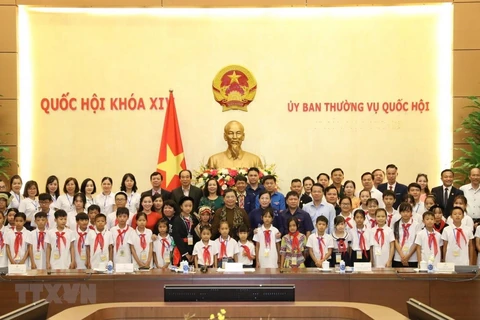 Vicepresidenta del Parlamento vietnamita alienta a niños desfavorecidos para superación de dificultades