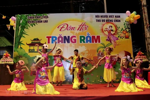 Celebran Festival del Medio Otoño para los niños vietnamitas en Laos 