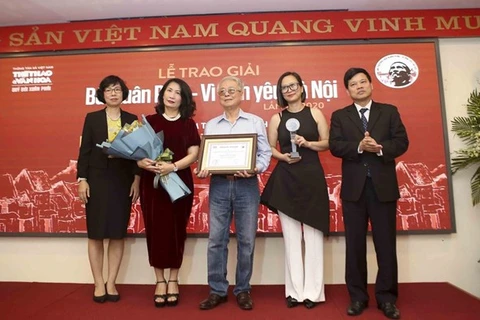 Periódico de la VNA entrega premio “Bui Xuan Phai- Por el amor a Hanoi” 