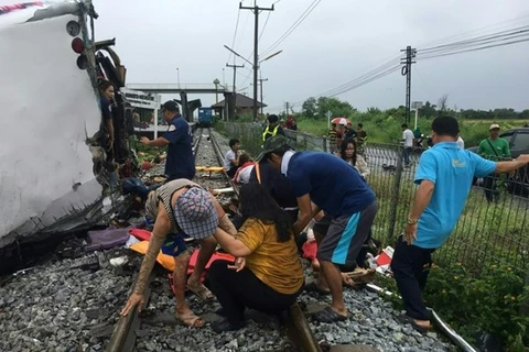 Al menos 17 muertos en colisión de tren y autobús en Tailandia