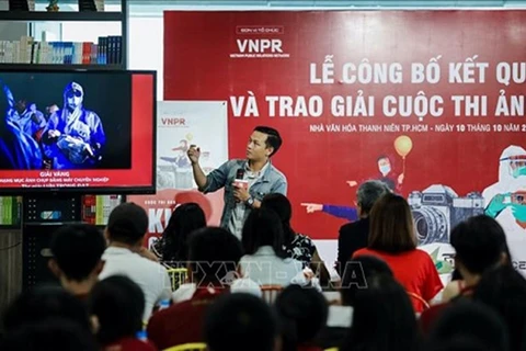 Entregan premios del concurso fotográfico "Resiliente Vietnam"