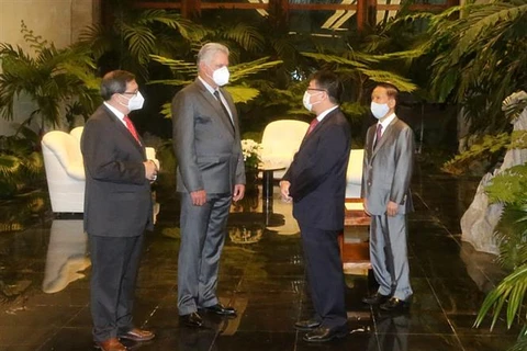 Presidente de Cuba elogia los nexos ejemplares con Vietnam