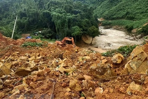 Recuperan cuerpos de 13 miembros de equipo de rescate tras deslizamientos de tierra en Vietnam