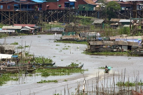 Realizan en Camboya donativo para apoyar a residentes de origen vietnamita en el lago Tonle Sap