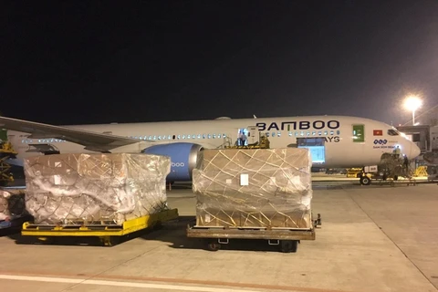 Bamboo Airways transporta gratuitamente artículos de ayuda a zonas afectadas por inundaciones