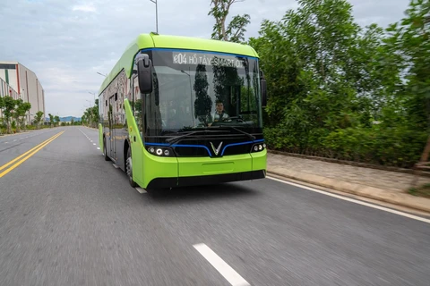 Realizan prueba del primer modelo de autobús eléctrico en Vietnam