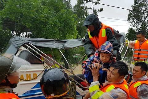 Embajadas de Vietnam en extranjero recaudan fondos para aliviar consecuencias de inundaciones 