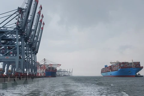 Provincia vietnamita recibe a súper buque de contenedores
