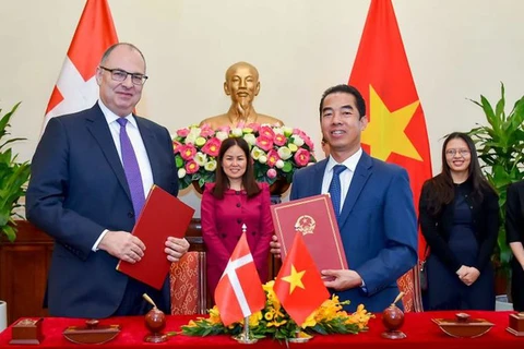 Vietnam y Dinamarca firman Acuerdo sobre asuntos laborales de familiares de miembros de diplomáticos