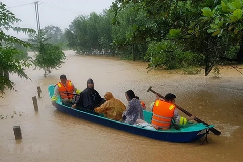 Donación de UNFPA a damnificadas de calamidades en el centro de Vietnam
