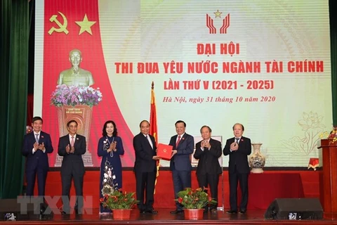 Premier vietnamita exhorta a sector financiero a maximizar uso de recursos de capitales