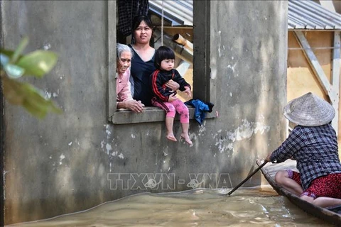 Vietnamitas en Ucrania apoyan a pobladores afectados por desastres naturales en región central