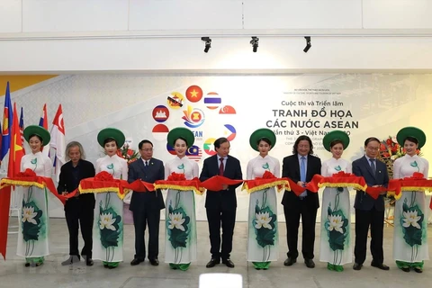 Deleita al público exposición de pinturas “ASEAN y el otoño en Hanoi” 