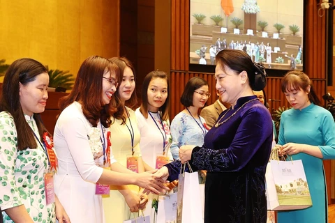 Presidenta del Parlamento de Vietnam recibe a destacados pedagogos 