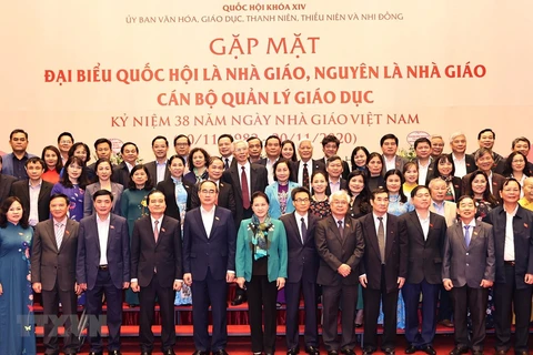 Honra máxima legisladora de Vietnam a maestros nacionales 