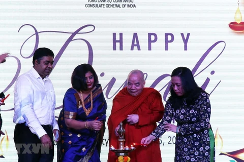 Celebran en Ciudad Ho Chi Minh festival hindú de las luces Diwali