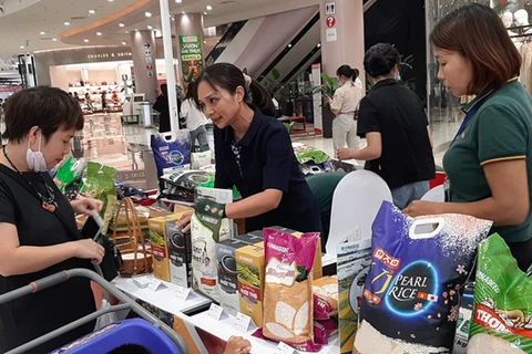 Presentan productos agrícolas descatados en centro comercial en Hanoi