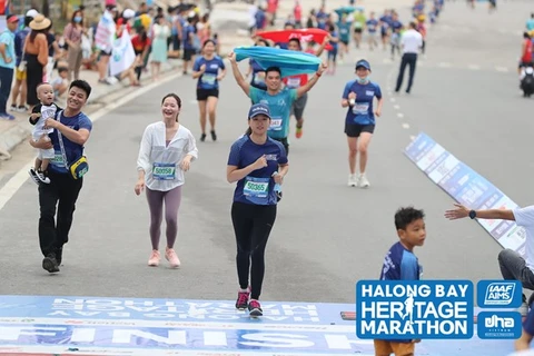 Miles de atletas participan en Maratón Internacional de la Bahía de Ha Long