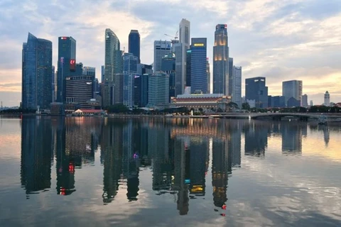 PIB de Singapur muestra señales más positivas gracias a flexibilidad de restricciones 
