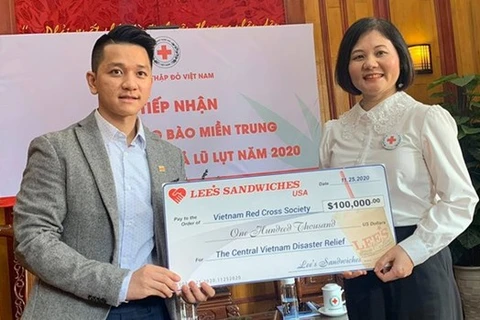 Cruz Roja de Vietnam recibe 100 mil dólares en apoyo a la región central