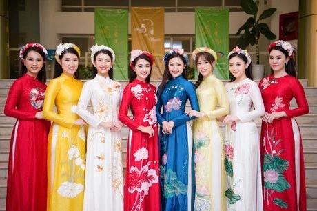 Fiesta de túnica tradicional vietnamita Ao dai en Hanoi