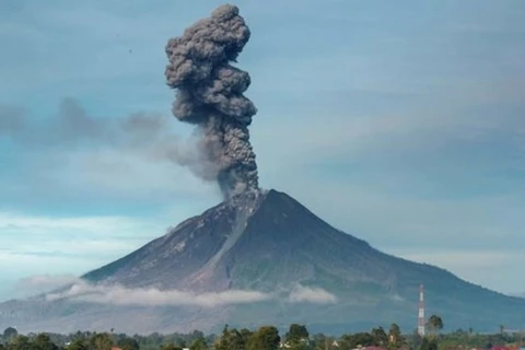 Volcán de Indonesia expulsa cenizas a cuatro kilómetros de altura
