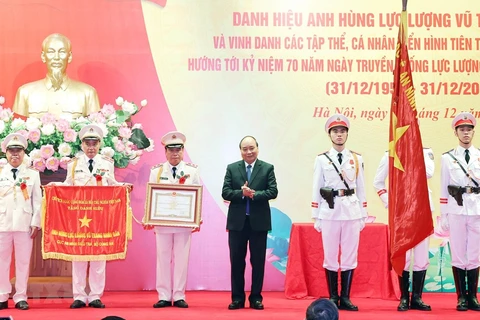 Recibe unidad policíaca vietnamita título de Héroe de Fuerzas Armadas Populares