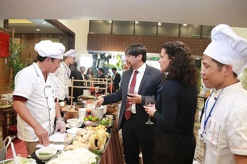 Exponen la belleza de la cultura culinaria vietnamita en la gala “Historia de Pho”