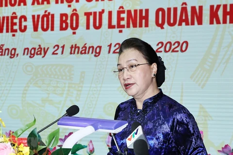 Presidenta del Parlamento de Vietnam visita Comando de quinta zona militar