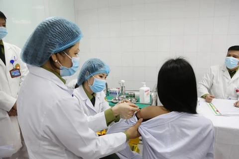 Continúan en Vietnam ensayo de vacuna anticovid con una mayor dosis 