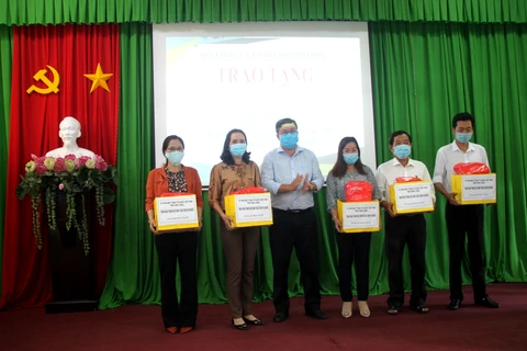 Provincia vietnamita entrega mascarillas a alumnos pobres