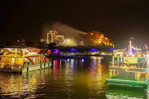 Ciudad vietnamita de Da Nang reanuda actividades nocturnas en el río Han