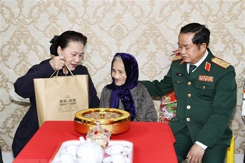 Vietnam entregará regalos a personas con mérito revolucionario en ocasión del Tet