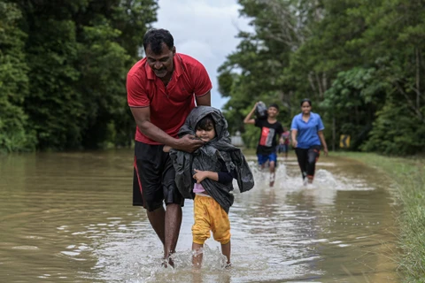 Inundaciones obligan a evacuar a más 28 mil personas en Malasia