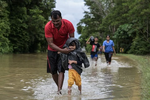 Malasia evacua a decenas de miles de personas por inundaciones