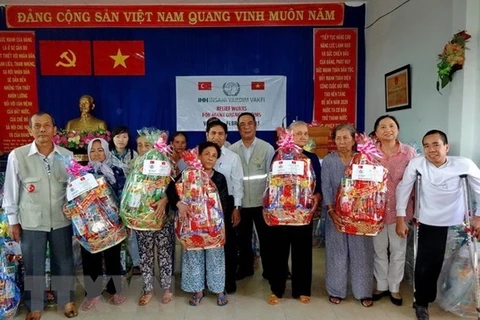 Ciudad Ho Chi Minh presta asistencia a necesitados en ocasión del Tet