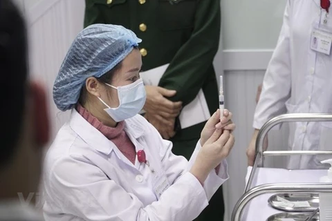 Vietnam prosigue inyección experimental de vacuna contra el COVID-19 en seres humanos