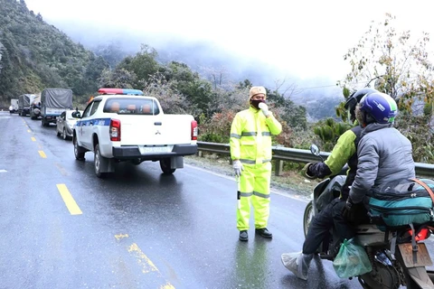 Carretera congelada obstaculiza la circulación de vehículos en Lao Cai