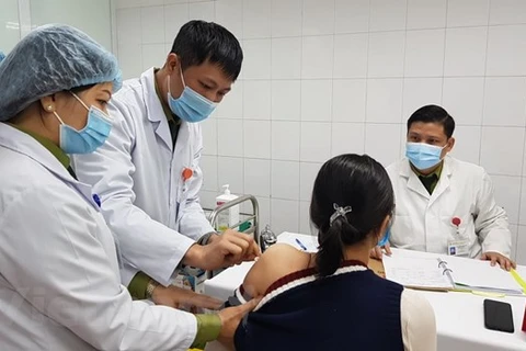 Voluntarios vietnamitas reciben dosis de 75 mcg de vacuna contra el COVID-19