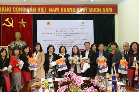 UNFPA ofrece donaciones para ayudar a ancianos en Vietnam