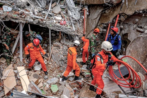 Miles de fallecidos por desastres y COVID-19 en Indonesia desde principios de 2021