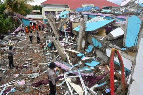 Intensas lluvias dificultan labores de rescate tras terremoto en Indonesia