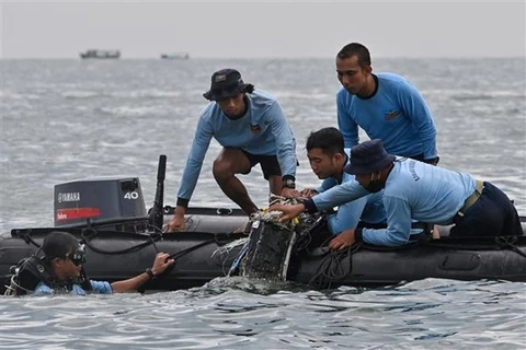 Indonesia: Prolongan labores de búsqueda del avión estrellado