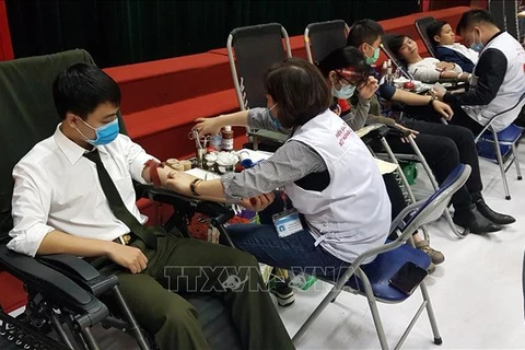 Lanzan en localidades vietnamitas programa de donación de sangre voluntaria