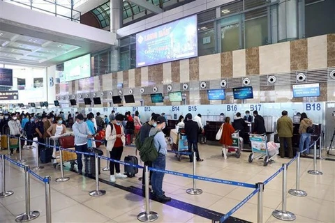 Personal de aeropuertos principales en Vietnam da negativo en pruebas de SARS-CoV-2