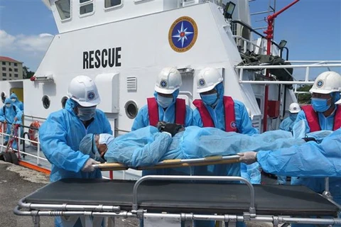 Socorritas de Vietnam rescatan a marinero filipino en el mar por urgencia médica