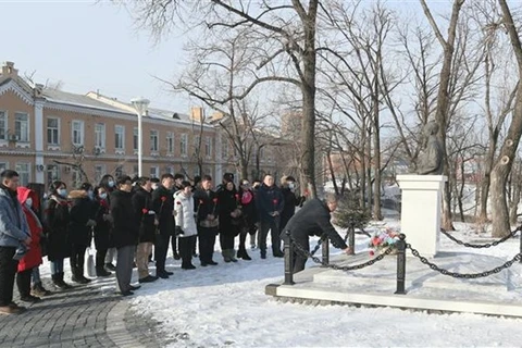 Vietnamitas en Vladivostok de Rusia rinde tributo al Presidente Ho Chi Minh