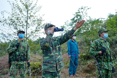Soldados vietnamitas de guardia fronteriza cumplen deberes de proteger la Patria 