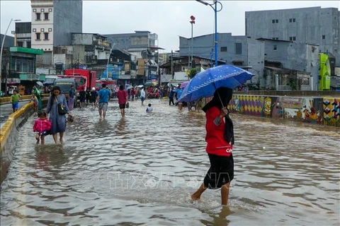 Evacúan a más de mil habitantes por inundaciones en Indonesia