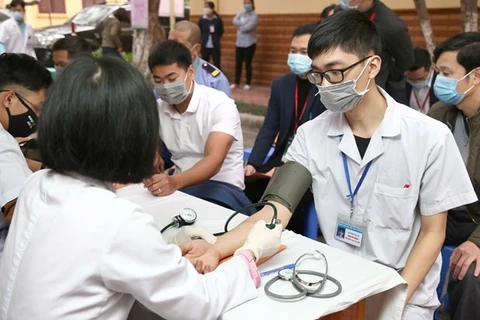 Casi 800 trabajadores de la salud en Vietnam participan en donación voluntaria de sangre 
